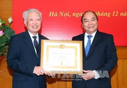 Trao Huy hiệu 55 năm tuổi Đảng cho nguyên Phó Thủ tướng Vũ Khoan    
